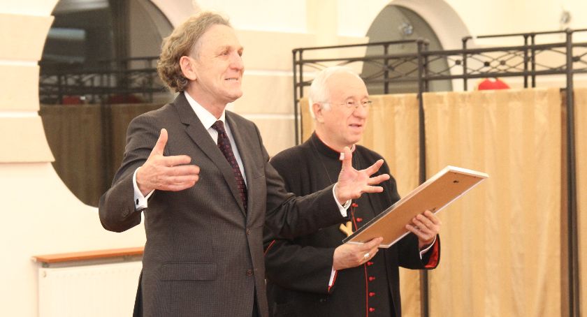 Wyjątkowe spotkanie opłatkowe łowickiej fundacji. „Dom Pogodnej Starości jest pięknym znakiem” (ZDJĘCIA)