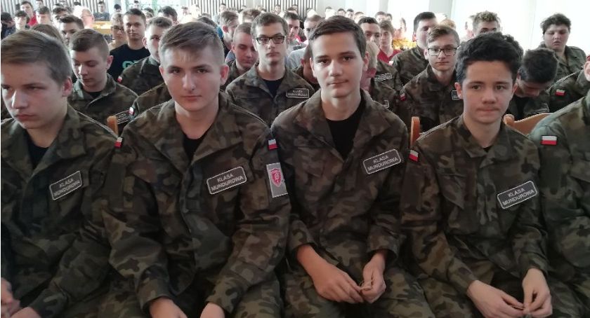 Uroczyste pasowanie w grupie mundurowej w ZSP nr 1