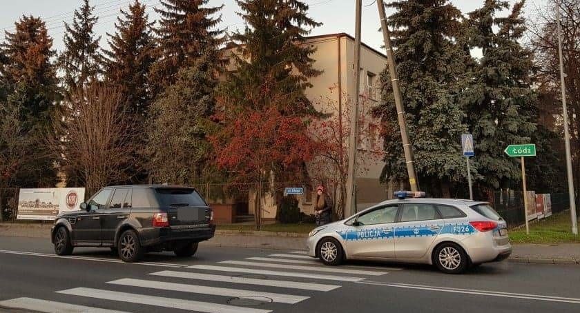 Łowicz: Potrącenie 16-latki na pasach przy komendzie