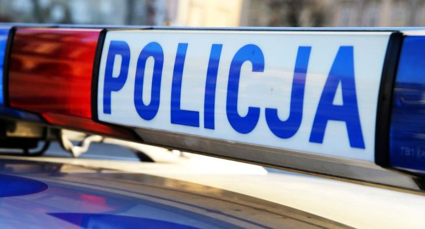 Dachowanie pod Kiernozią. Policjanci ustalili kierowcę, który oddalił się z miejsca zdarzenia