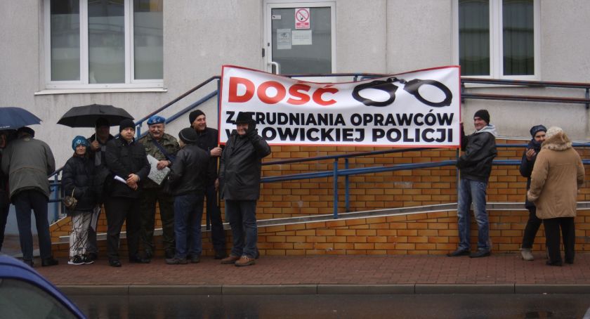 Łowicz: pikieta pod komendą policji (ZDJĘCIA)