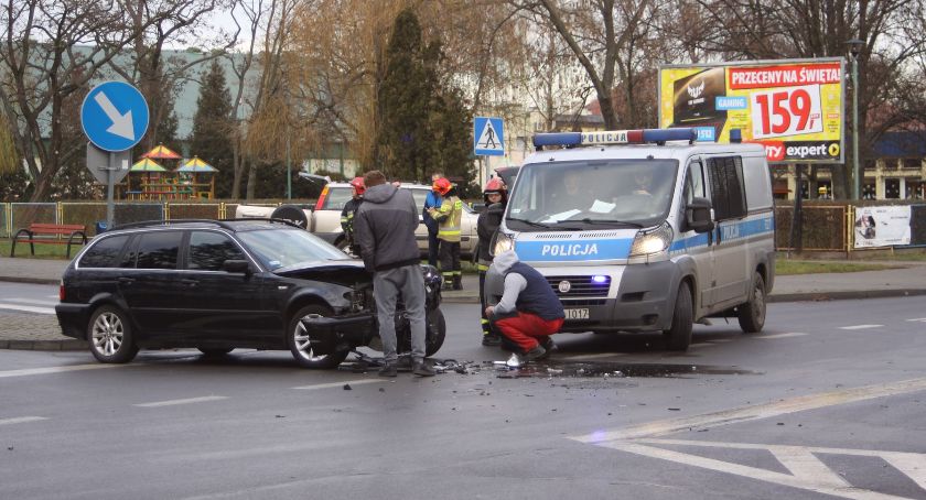Dwa auta zderzyły się na feralnym skrzyżowaniu w Łowiczu