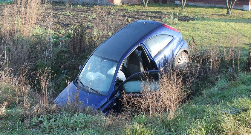 Opel zatrzymał się w rowie pod Kocierzewem Południowym