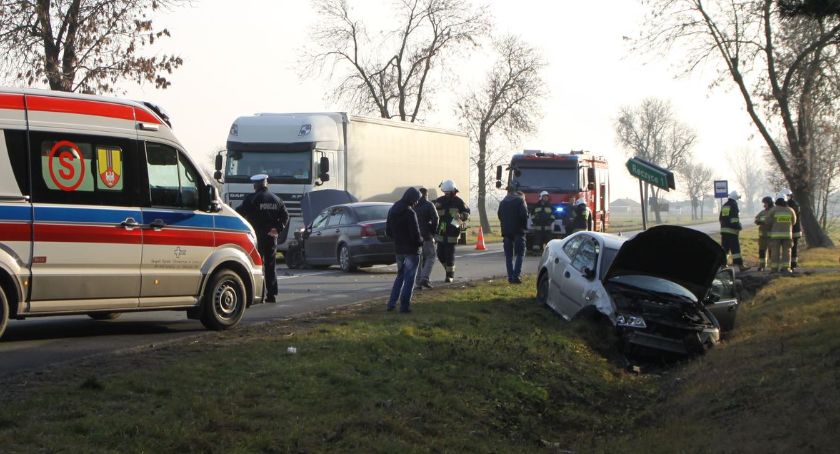 Zderzenie dwóch pojazdów pod Łyszkowicami. W jednym aucie były małe dzieci