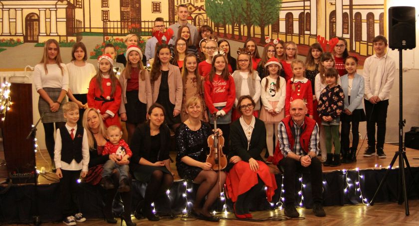 Koncert świąteczny i charytatywny kiermasz w ZSP nr 1 w Łowiczu (ZDJĘCIA, VIDEO)
