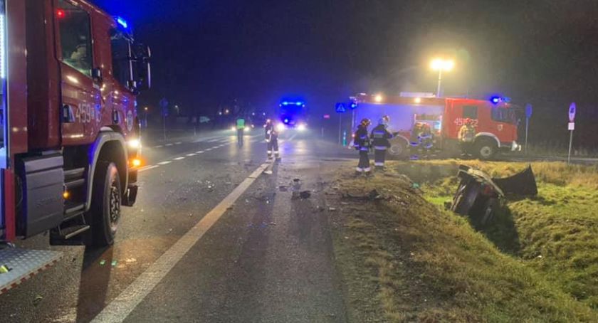Wypadek pod Łowiczem. Dwa auta zderzyły się na skrzyżowaniu DK nr 14 z „chruślanką”. Są ranni