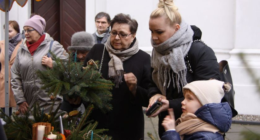 Co łaska na cele charytatywne. Kiermasz stroików świątecznych przy kościele pijarskim