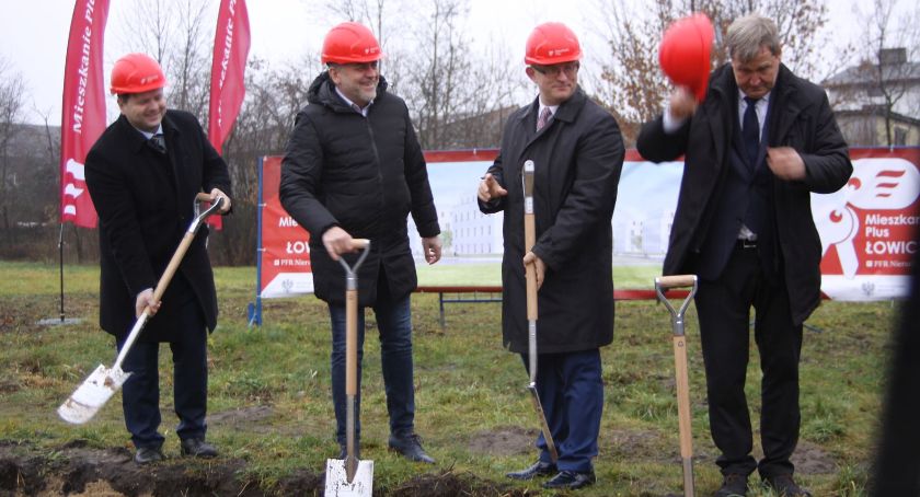 Mieszkanie Plus w Łowiczu. Na Korabce wbito pierwszy szpadel pod budowę 96 mieszkań (ZDJĘCIA)
