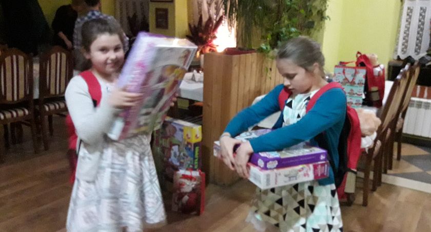 „Dziesiątacy” z Łowicza sprawili prezenty podopiecznym domu dziecka