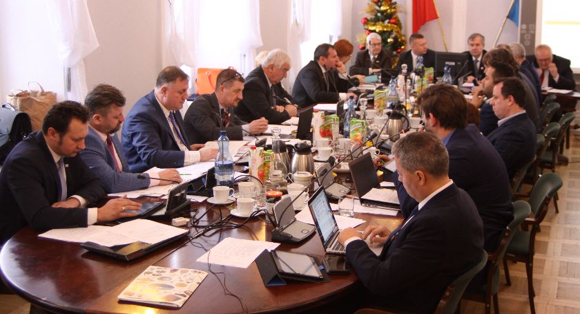 Łowicz: transmisja na żywo z sesji budżetowej rady miasta
