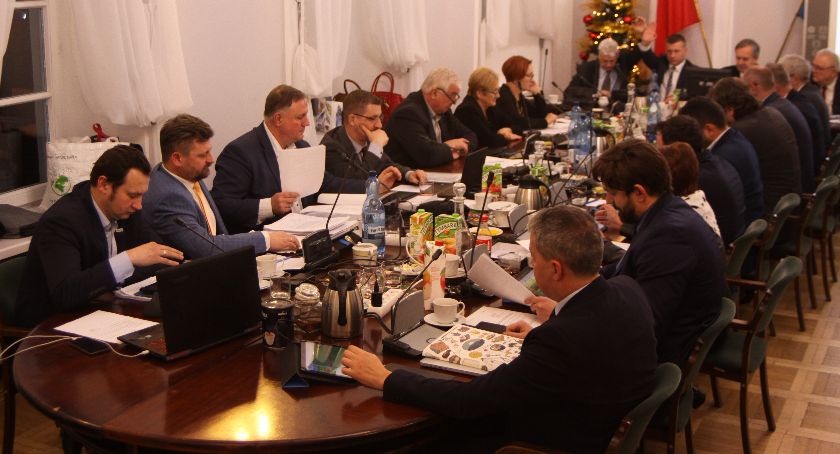 Uchwalono budżet Łowicza na 2020 rok. Opozycja przegłosowała wszystkie poprawki. Gdzie doszło do cięcia wydatków?