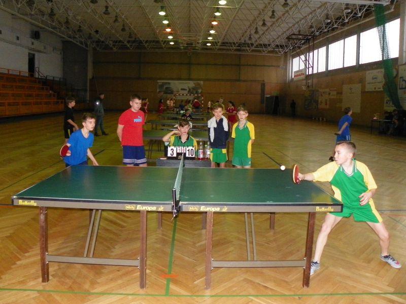 Podłowickie podstawówki górą w zawodach tenisa stołowego