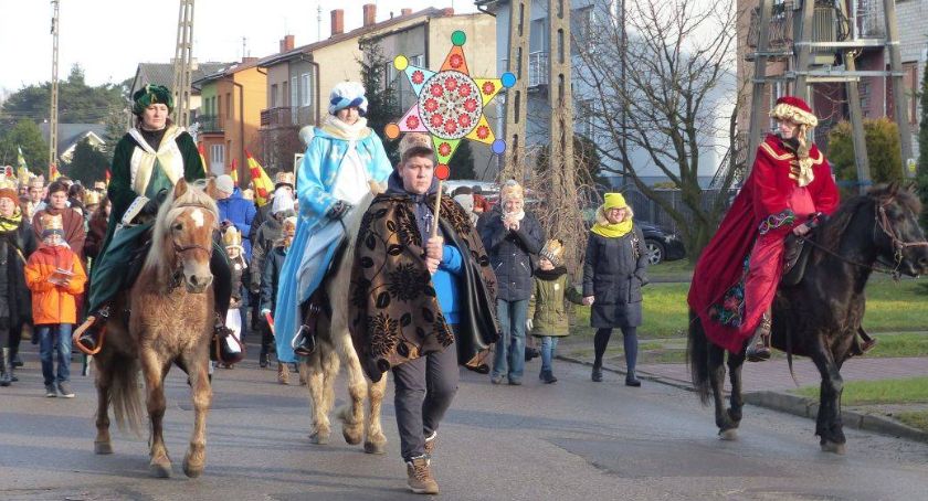 „Cuda, cuda ogłaszają” – Orszak Trzech Króli i uliczne Jasełka