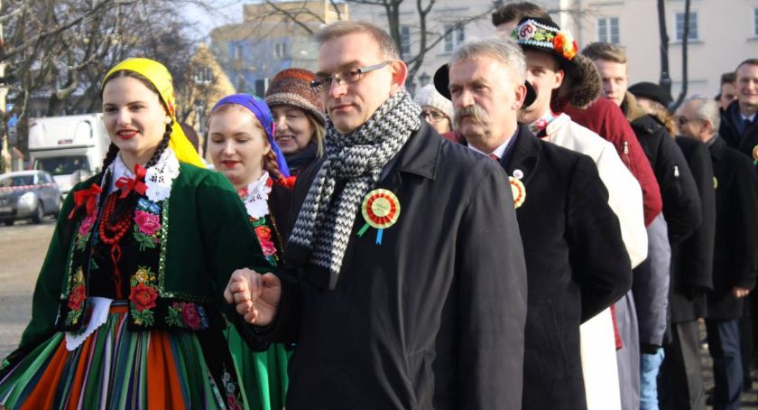 Maturzyści pójdą w takt poloneza na Starym Rynku w Łowiczu