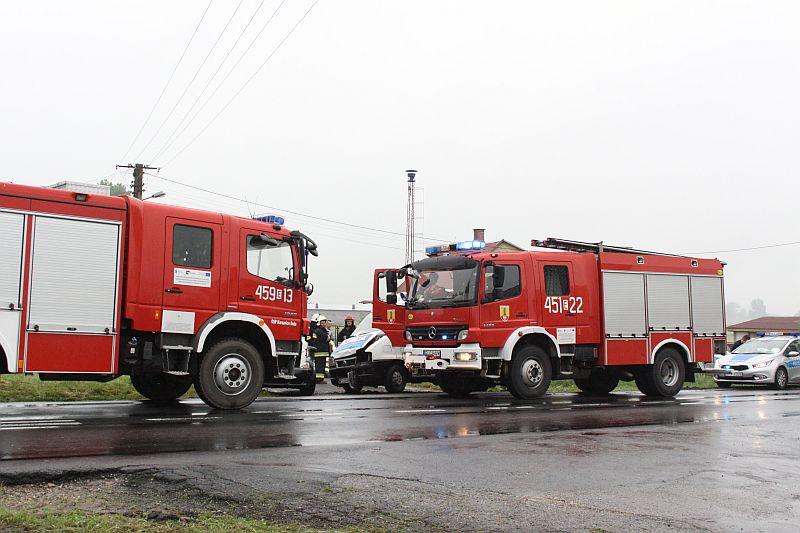 Bus zderzył się z osobówką w Mastkach