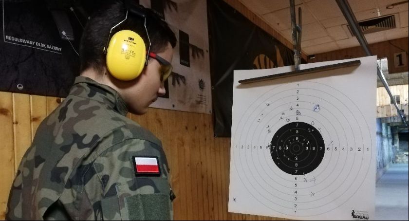 Uczniowie ZSP nr 1 z klas mundurowej ćwiczyli na strzelnicy