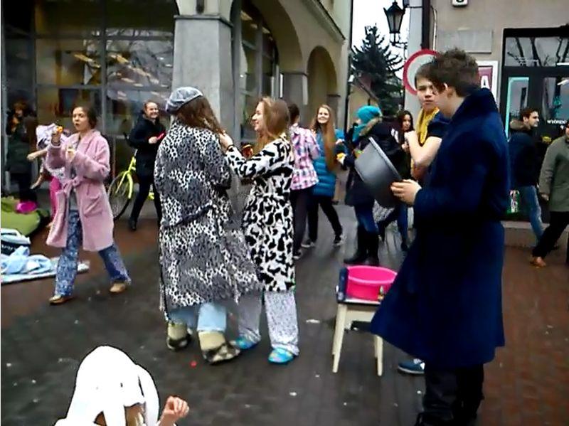 Niecodzienna akcja gimnazjalistów „Trójki” - VIDEO