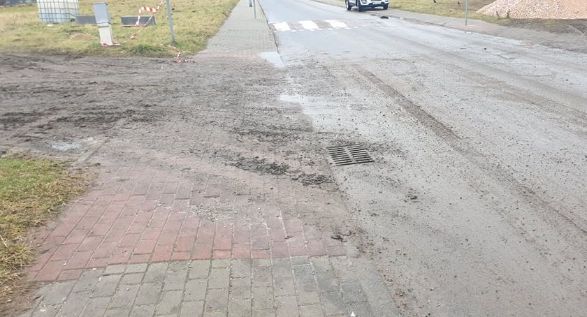 Bałagan na ulicy Papieskiej - śmieci, błoto i woda