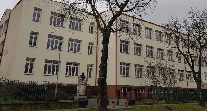 Zakończyła się termomodernizacja budynku Zespołu Szkół Ponadpodstawowych nr 4 w Łowiczu