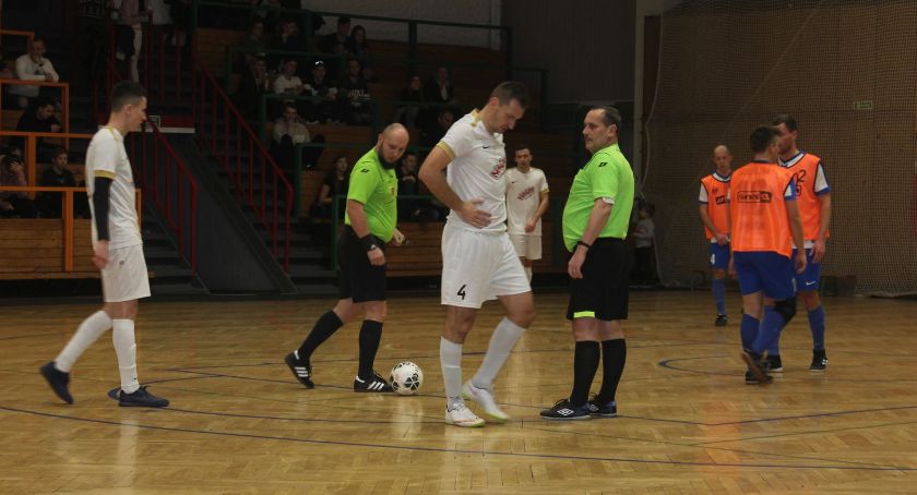 Wyniki Łowickiej Ligi Futsalu. Wiemy, jakie drużyny powalczą o mistrzostwo KIA Open I ligi