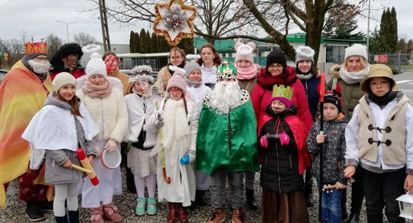 Kolędnicy odwiedzili mieszkańców podłowickiego Popowa (ZDJĘCIA, VIDEO)