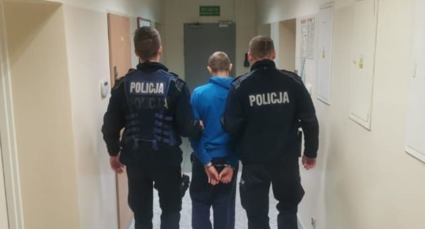 Rozbój w Łowiczu. Napastnicy zabrali 52-latkowi siatkę z zakupami (ZDJĘCIA)
