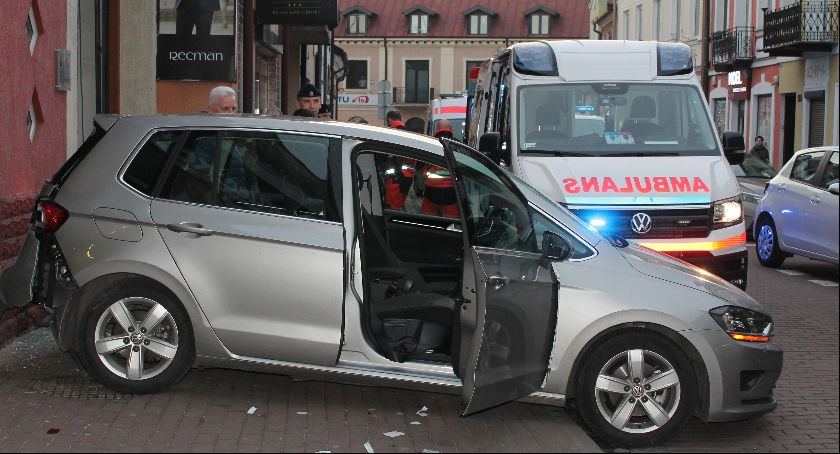 Na Zduńskiej auto uderzyło w ścianę budynku. Są osoby poszkodowane