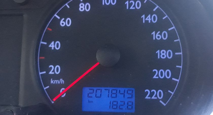 Okolice Łowicza: osobowa skoda z cofniętym licznikiem