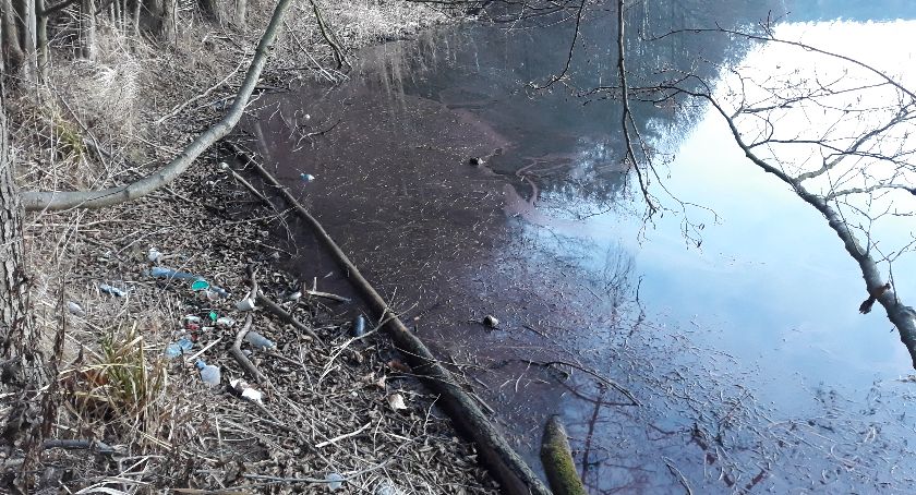 Plama nieznanej substancji w zbiorniku wodnym pod Łowiczem. Na miejscu pracują strażacy (ZDJĘCIA)