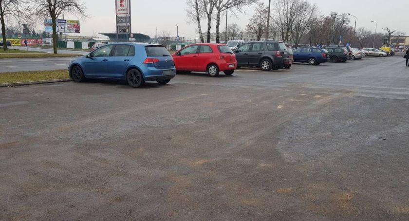 Uszkodzone baki w samochodach na parkingu Starzyńskiego