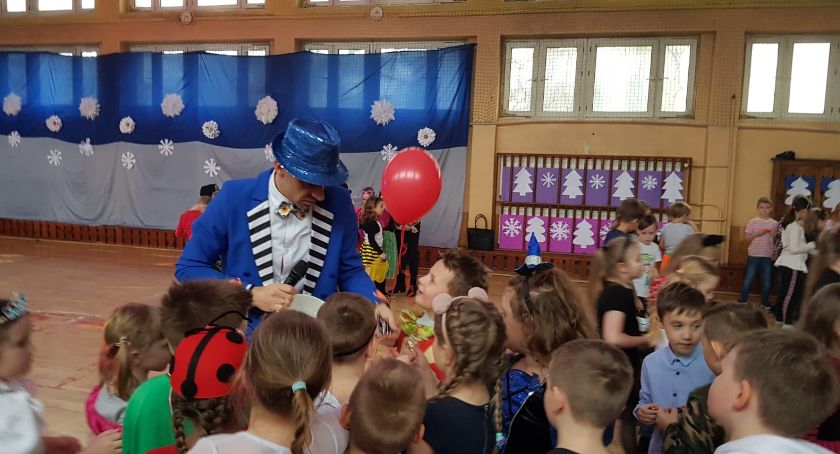 Uczniowie SP 4 bawią się na balu karnawałowym (FOTO i VIDEO)