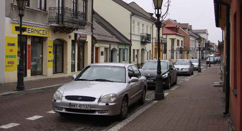 Zniesienie strefy płatnego parkowania w Łowiczu. Znamy wyniki sondy