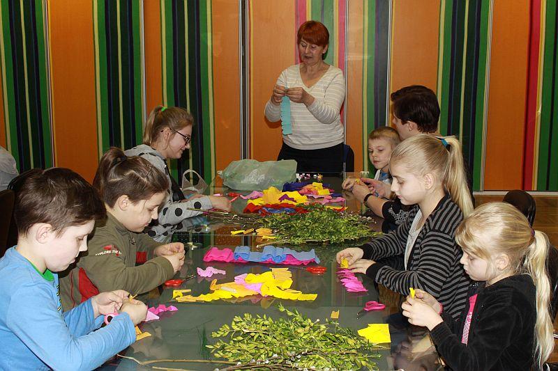 Robią wielkanocne palemki