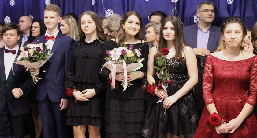 Bal ósmoklasisty w SP nr 2 w Łowiczu (DUŻO ZDJĘĆ, VIDEO)