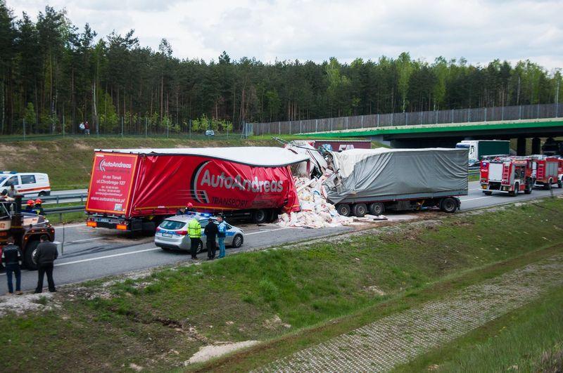 Zablokowana autostrada A2 po zderzeniu trzech tirów