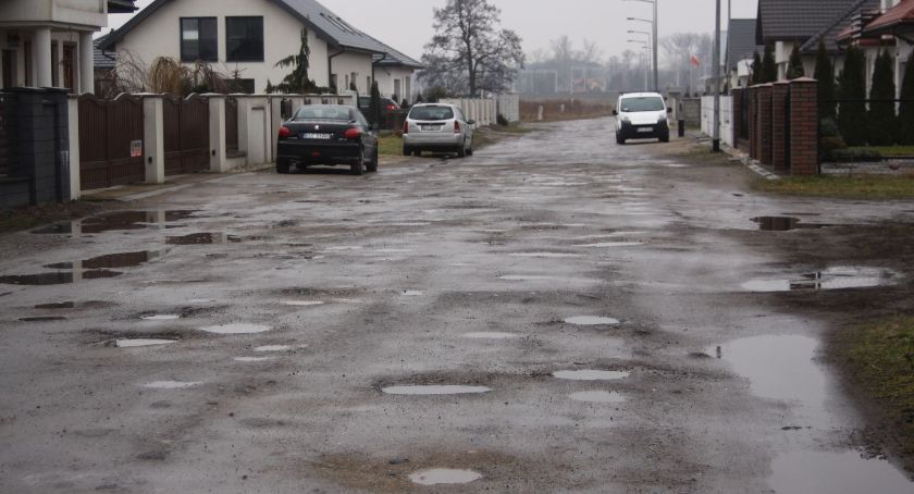 Fatalny stan ul. Kresowej w Łowiczu. Czy mieszkańcy doczekają się w końcu nowej nawierzchni?
