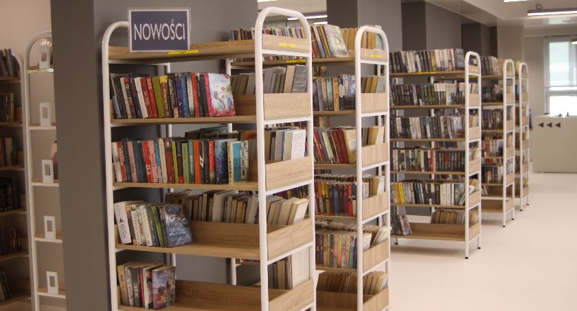 Miejska biblioteka już po przenosinach. Można wypożyczać zbiory w nowej siedzibie
