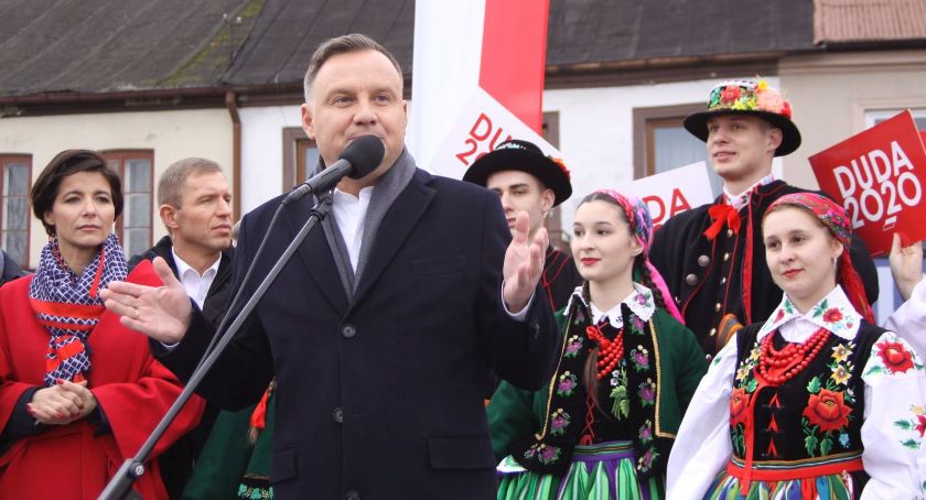 Prezydent Andrzej Duda w Łowiczu. Przemówienie na Nowym Rynku, pączki i okrzyki przeciwników (ZDJĘCIA, VIDEO)