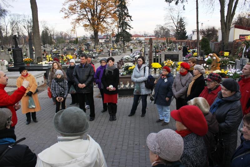 Spore zainteresowanie edukacyjnym spacerem po cmentarzu