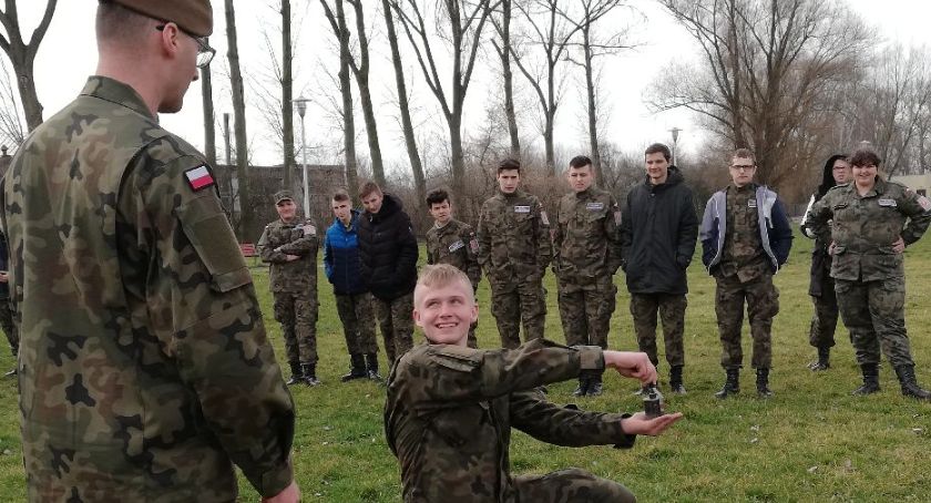ZSP nr 1 Grupa Mundurowa poznawała tajniki SERE 
