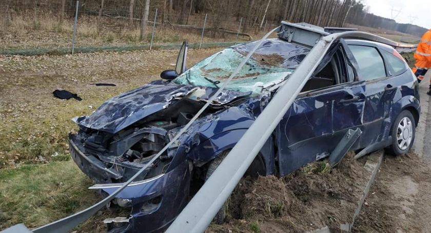 Wjechał w bariery na autostradzie pod Łowiczem. Był nietrzeźwy, a do tego szukała go policja