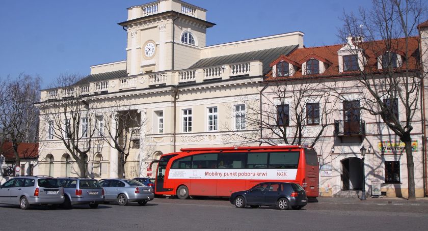 Krwiobus stanął na Starym Rynku Łowiczu. Kiedy i gdzie będzie można znowu oddać krew?