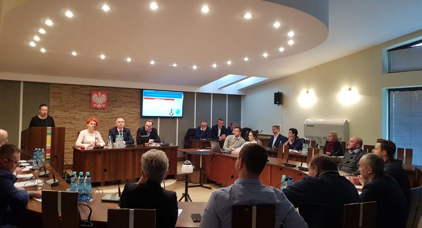 Nadzwyczajna Sesja Rady Powiatu Łowickiego. Przewodni temat - koronawirus 