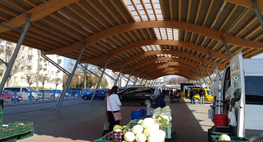 Na targowisku nadal kwitnie handel (FOTO i VIDEO)