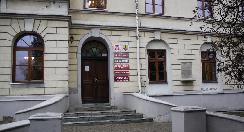 Drzwi w Starostwie Powiatowym zamknięte. Od dziś, aby załatwić pilną sprawę, pukamy