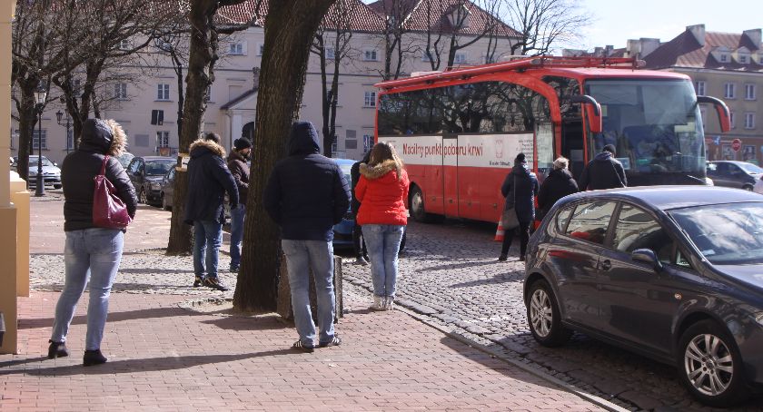 W Łowiczu oddawali krew mimo stanu epidemii. Obowiązkowa dezynfekcja rąk i dodatkowy wywiad z krwiodawcami
