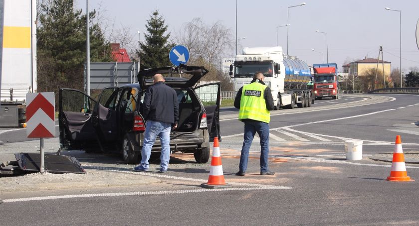 Wypadek drogowy na obwodnicy Łowicza. Jedna osoba trafiła do szpitala