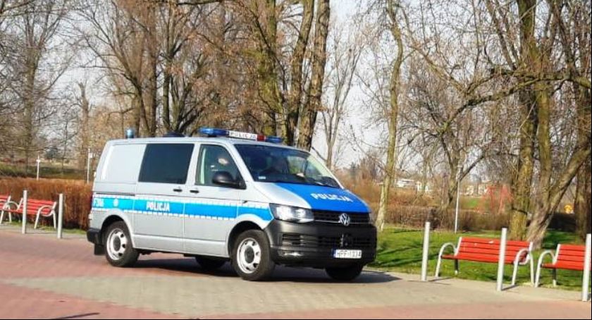 Łowiccy policjanci w walce z koronawirusem (VIDEO)