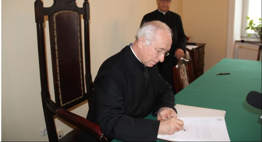 Ochrona małoletnich w diecezji łowickiej przed pedofilią 