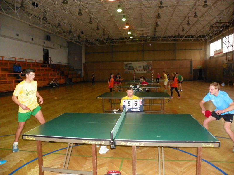 Uczniowie szkół średnich grali w tenisa stołowego